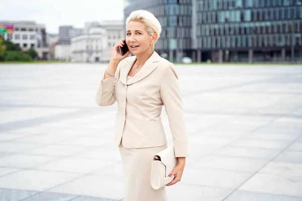 Elegante Donna Affari Che Parla Con Cellulare — Foto Stock