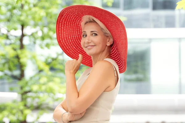 Attraktive Reife Blonde Frau Lächelt Die Kamera Trägt Rote Sommer — Stockfoto