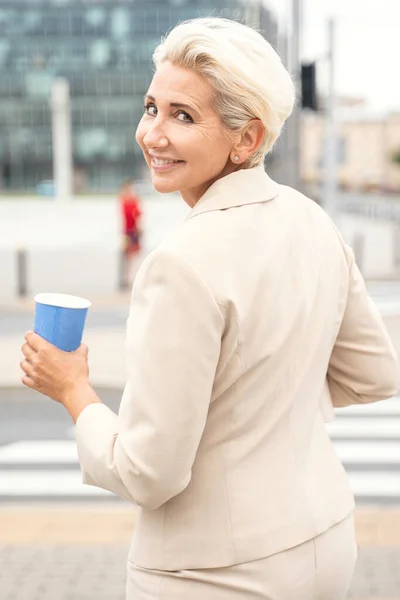 Empresária Elegante Com Xícara Café Posando Livre — Fotografia de Stock