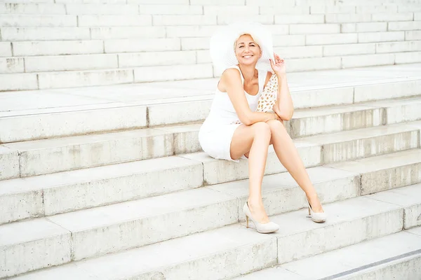 Mulher Bonita Meia Idade Vestindo Vestido Branco Chapéu Sorrindo Olhando — Fotografia de Stock