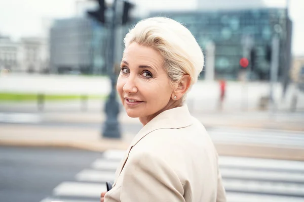 Elegante Geschäftsfrau Lächelt Posiert Freien — Stockfoto