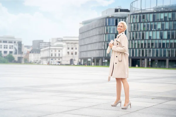 Mulher Negócios Elegante Casaco Bege Moda Posando Livre — Fotografia de Stock