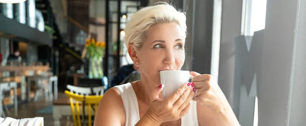 Gammal Kvinna Dricker Kopp Kaffe Cafeterian — Stockfoto