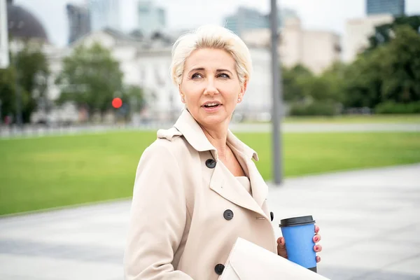 Elegant Affärskvinna Med Kopp Kaffe Poserar Utomhus — Stockfoto