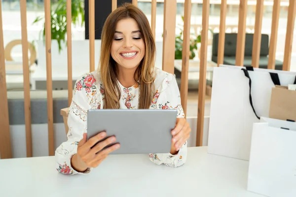 Attractive Smiling Girl Happy Expression Her Face Doing Online Shopping — Stock Photo, Image