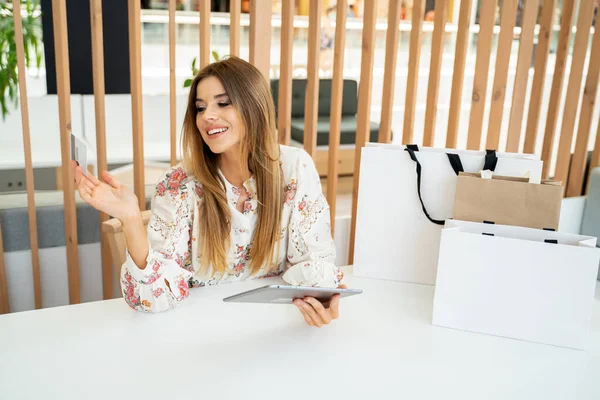 Gelukkige Vrouw Met Creditcard Tablet Online Winkelen Glimlachen Technologie Geld — Stockfoto