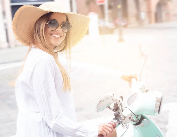 Mulher Sorridente Bonita Dirigindo Uma Scooter Rua Cidade — Fotografia de Stock