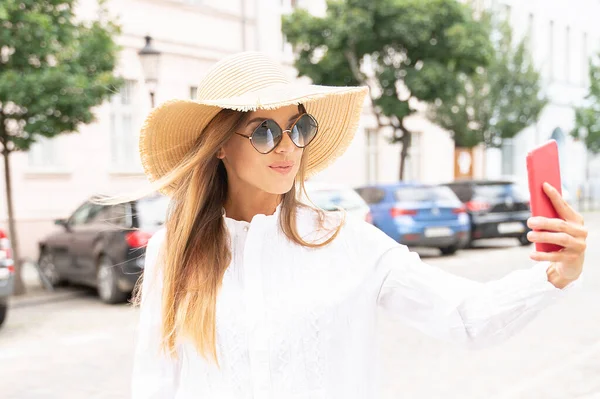 年轻美丽而快乐的女人带着夏帽和时髦的太阳镜外出度假 自作主张 — 图库照片