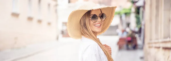 Ung Vacker Lycklig Kvinna Semester Bär Sommar Hatt Och Fashionabla — Stockfoto