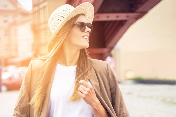 Retrato Mujer Hermosa Sonriente Sombrero Caminando Aire Libre Turista — Foto de Stock