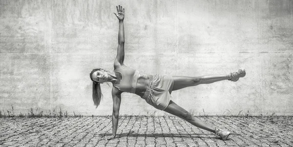 Mujer Caucásica Positiva Ropa Deportiva Haciendo Estiramiento Deporte Aire Libre — Foto de Stock