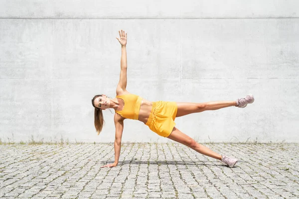 Positieve Blanke Vrouw Sportkleding Doet Stretching Outdoor Sport Gezond Levensstijl — Stockfoto