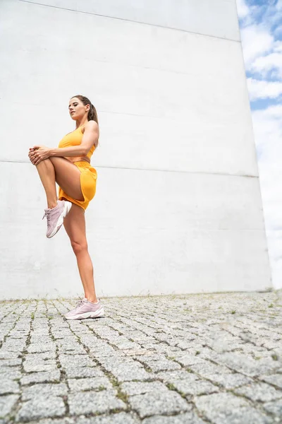 Spor Giyimli Beyaz Kadın Bacak Için Esneme Hareketleri Yapıyor Açık — Stok fotoğraf