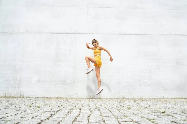 Femme Caucasienne Positive Dans Entraînement Vêtements Sport Sport Plein Air — Photo