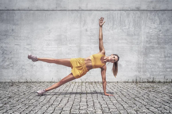 积极的高加索女人穿着运动服做伸展运动 户外运动 健康生活方式概念 — 图库照片