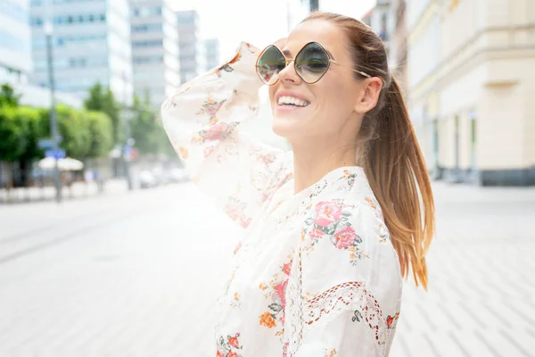 Молода Красива Жінка Модних Сонцезахисних Окулярах Посміхається Щасливий — стокове фото