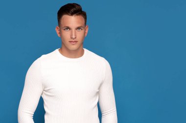 Genç yakışıklı adam kameraya bakıyor. Bir sürü kopyalama alanı.