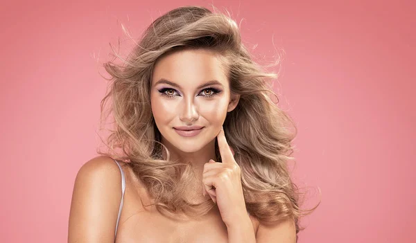 Skönhetsporträtt Kaukasisk Ung Kvinna Med Vackra Ögon Blond Flicka Med — Stockfoto