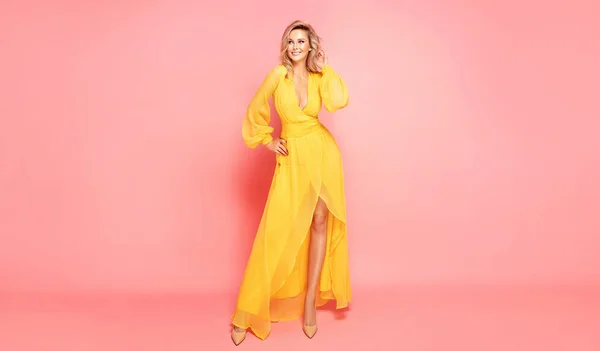 Mujer Rubia Joven Feliz Maxi Vestido Amarillo Posando Sobre Fondo — Foto de Stock