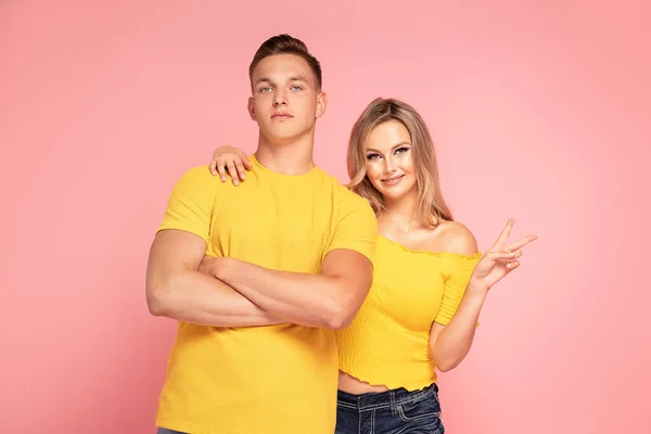 Hermosa Joven Pareja Sonriendo Posando Sobre Fondo Rosa Pastel Estudio — Foto de Stock