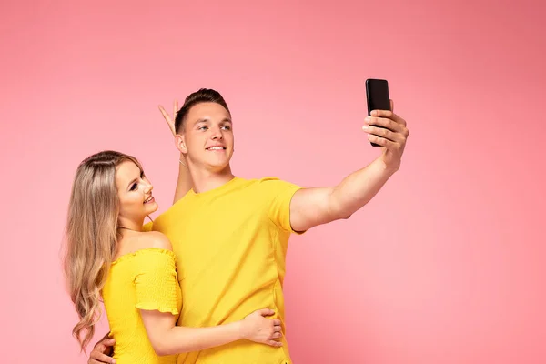 Emocionada Pareja Joven Dos Amigos Posando Estudio Fondo Rosa Pastel — Foto de Stock