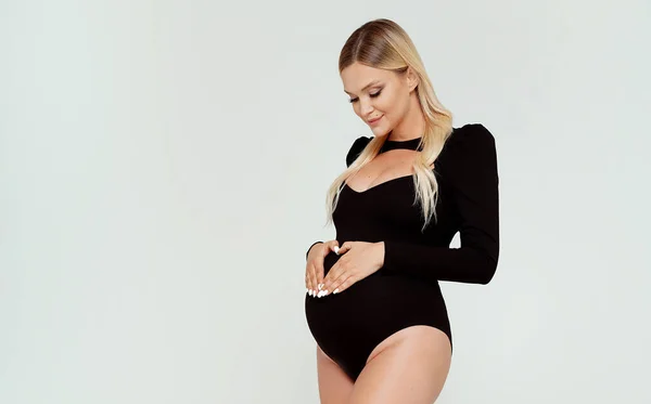 Zwangere Gelukkige Vrouw Raakt Haar Buik Aan — Stockfoto