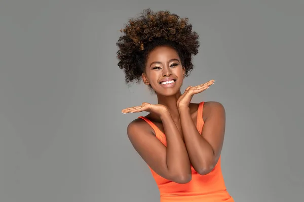 Hermosa Mujer Africana Riendo Mirando Cámara Con Alegría Belleza Afro —  Fotos de Stock