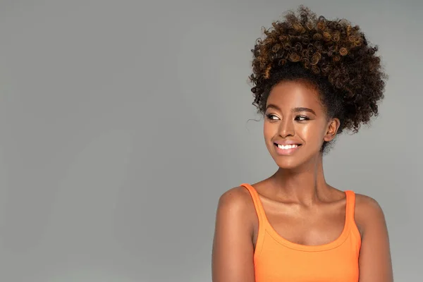Krásná Africká Žena Směje Krása Afro Americká Dívka Kudrnaté Vlasy — Stock fotografie