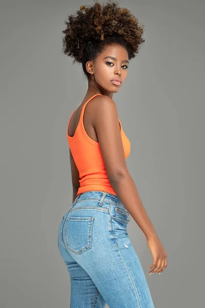 Bella Giovane Afro Donna Posa Jeans Sfondo Grigio Studio — Foto Stock