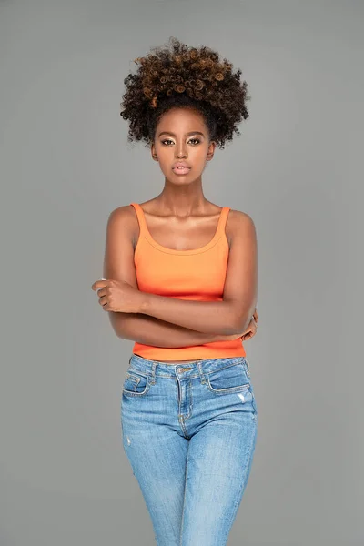Hermosa Joven Afro Posando Jeans Sobre Fondo Gris Estudio — Foto de Stock