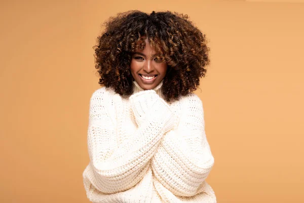 Glückliche Schöne Afrikanische Mädchen Mit Afro Frisur Posiert Gemütlichen Pullover — Stockfoto