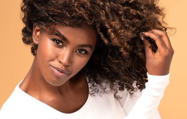 Mutlu Afro-Amerikan kadın gülümsüyor. Güzel kadın portresi. Genç, duygusal afro kadın. İnsan duyguları, yüz ifadesi konsepti..