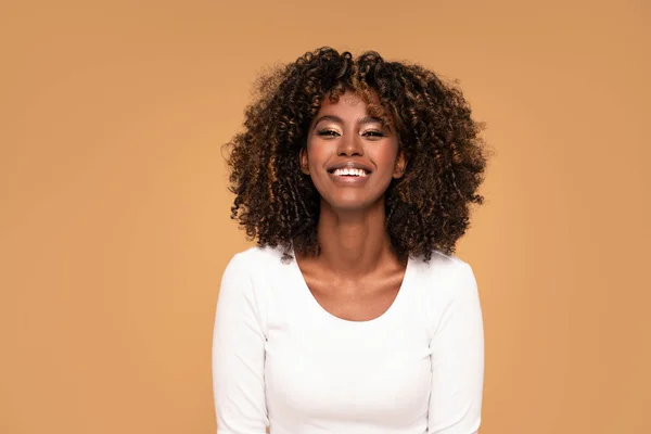 Boldog Afro Amerikai Mosolyog Szépséges Női Portré Fiatal Érzelmi Afro — Stock Fotó