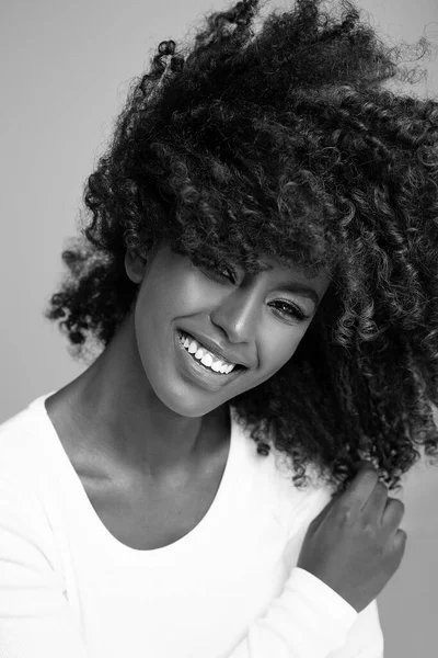 Щаслива Афро Американська Жінка Посміхається Краса Жіночого Портрету Молода Емоційна — стокове фото