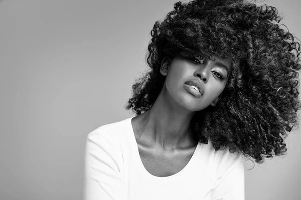 Schöne Junge Afro Frau Posiert Auf Studiohintergrund — Stockfoto