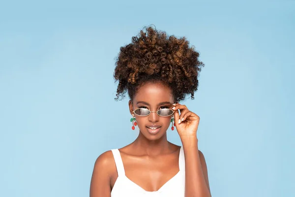 Модна Молода Африканська Дівчина Афро Зачіскою Позує Студії Одягнена Сонцезахисні — стокове фото