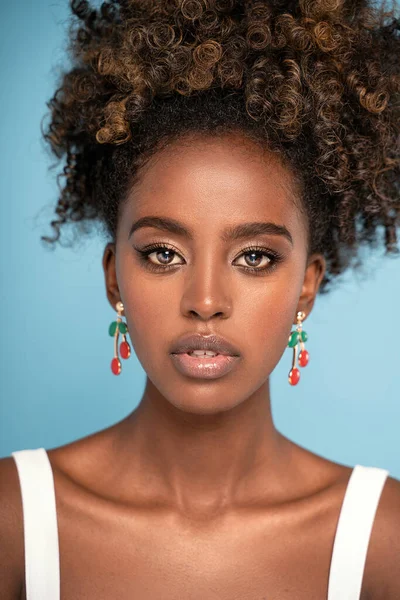 카메라를 아름다운 아프리카 여인의 아름다운 초상화를 클로즈업 — 스톡 사진