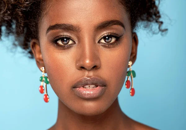 Крупним Планом Красивий Портрет Красивої Африканки Дивиться Камеру — стокове фото