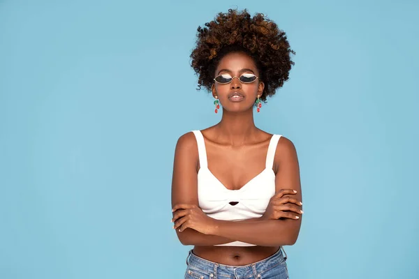 Chica Africana Joven Moda Con Peinado Afro Posando Estudio Usando —  Fotos de Stock
