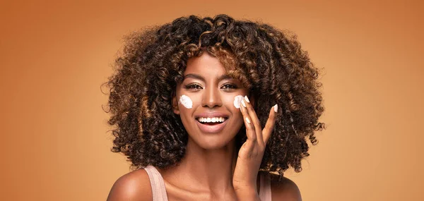 Mujer Afro Joven Con Crema Hidratante Cara Hermosa Chica Africana — Foto de Stock