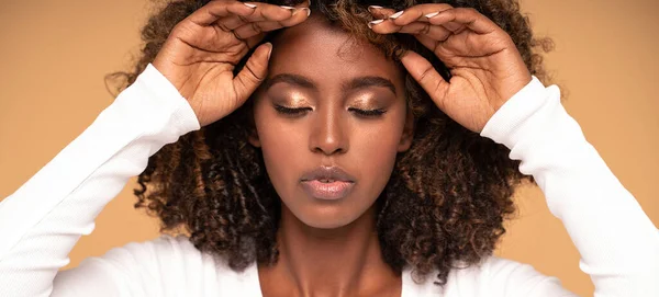 Retrato Beleza Mulher Americana Africana Com Penteado Afro Maquiagem Glamour — Fotografia de Stock