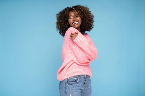 Feliz Chica Afro Sonriente Suéter Rosa Posando Sobre Fondo Estudio — Foto de Stock