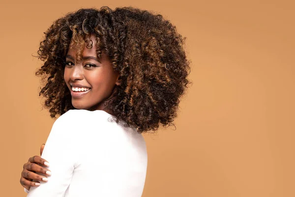 Kıvırcık Saçlı Gülümseyen Güzel Afro Amerikan Kadın — Stok fotoğraf