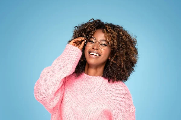 Mujer Afroamericana Sonriente Suéter Rosa Anteojos Posando Sobre Fondo Estudio — Foto de Stock