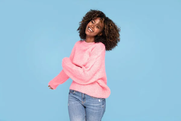 Glücklich Lächelndes Afro Mädchen Rosa Pullover Posiert Auf Blauem Studiohintergrund — Stockfoto
