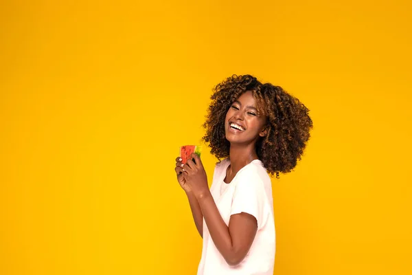 Vacker Ung Afro Flicka Äter Skiva Vattenmelon — Stockfoto