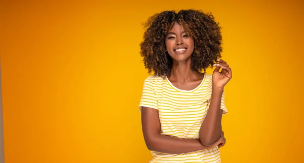 Joven Hermosa Africana Afro Mujer Con Pelo Rizado Sonriendo —  Fotos de Stock