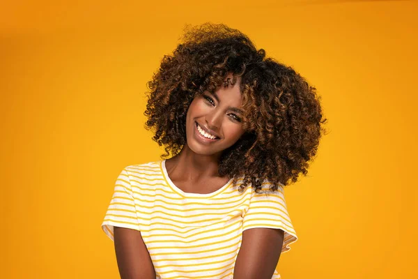 Joven Hermosa Africana Afro Mujer Con Pelo Rizado Sonriendo — Foto de Stock