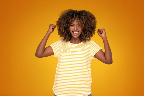 Junge Schöne Afrikanische Afro Frau Mit Lockigem Haar Lächelt — Stockfoto