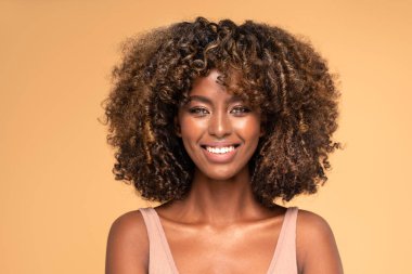Mutlu Afro-Amerikan kadın gülümsüyor. Güzel kadın portresi. 